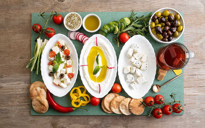 Καλαίσθητη σύνθεση με μεσογειακά τρόφιμα
